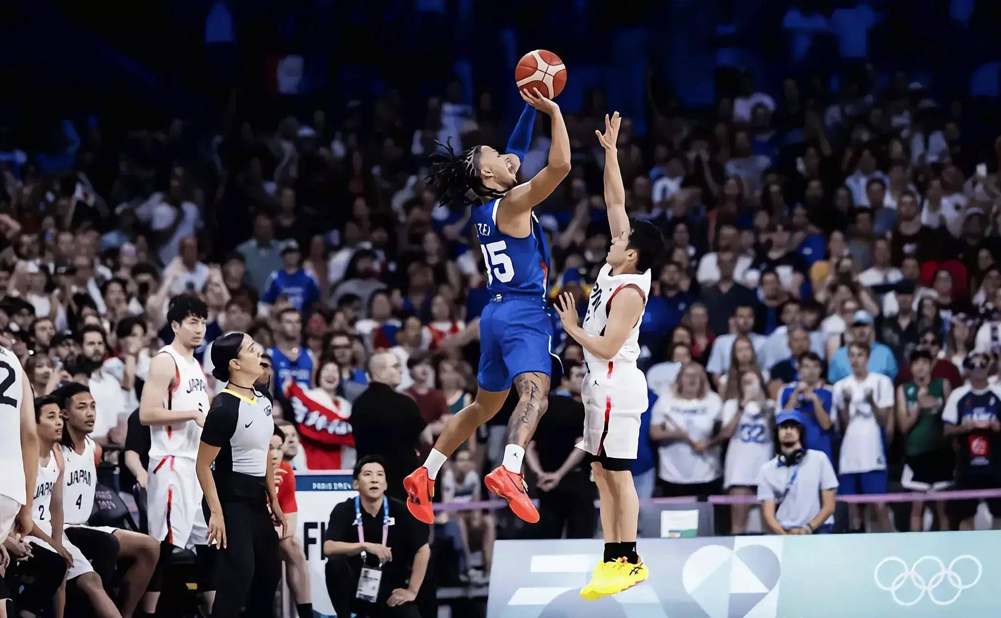 关于球场上球员拼抢激烈，篮球比赛精彩升级的信息