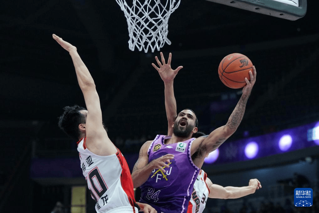 关于球场上球员拼抢激烈，篮球比赛精彩升级的信息