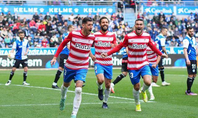 包含格拉纳达锋线犀利，欲在下场比赛中取胜的词条