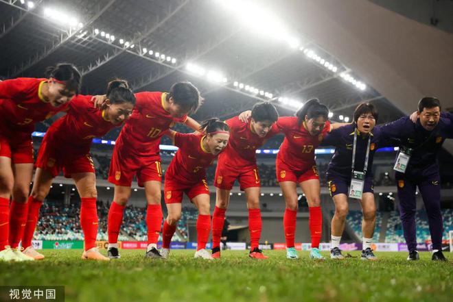 中国女足表现彰显出色，展现出团队合作力的简单介绍