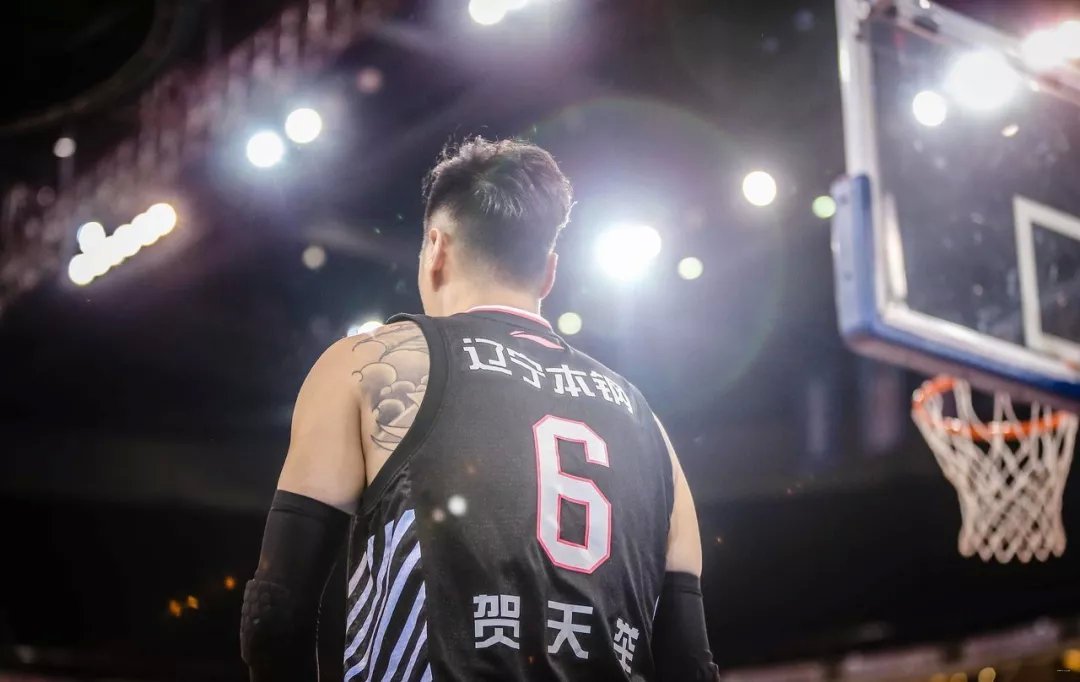 包含猛龙新秀闪耀赛场，表现令人惊艳引起球迷热议的词条