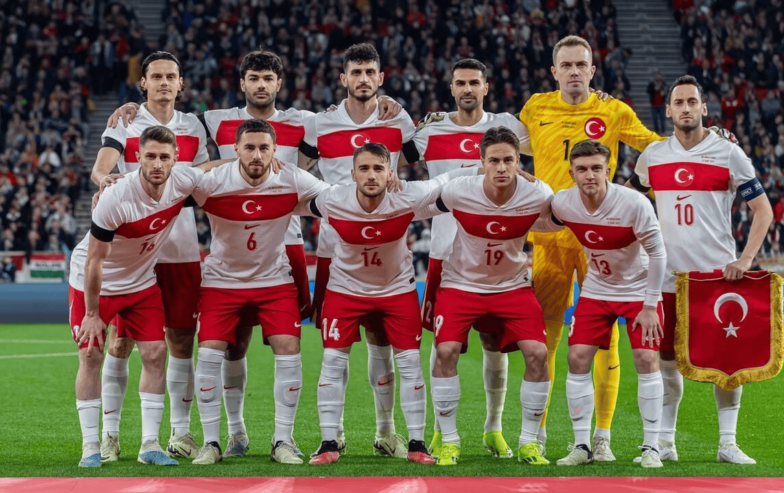 冰岛队闯入欧洲杯正赛，成为黑马热门