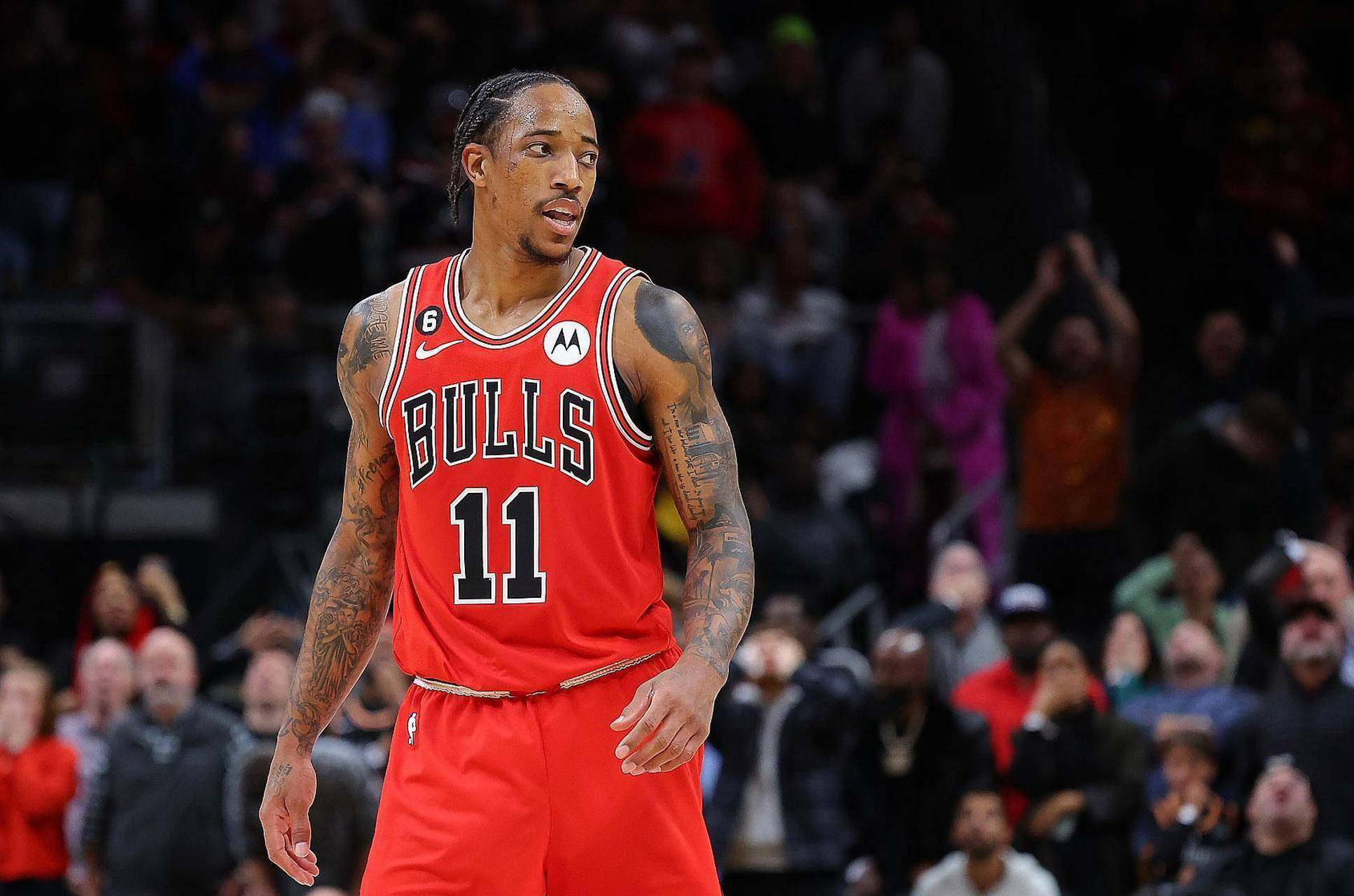 包含公牛大胜步行者，主场取得胜利保持领先的词条