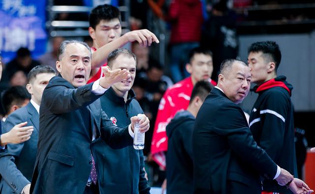 多家足球俱乐部争夺前列，竞争白热化的简单介绍