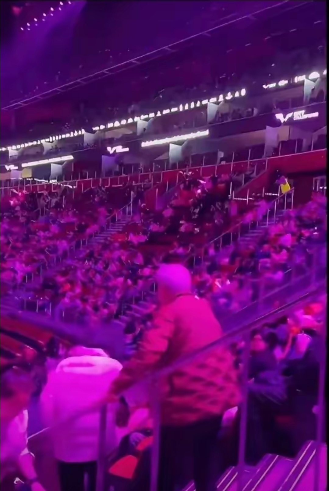 观众期待着比赛中的突发惊喜