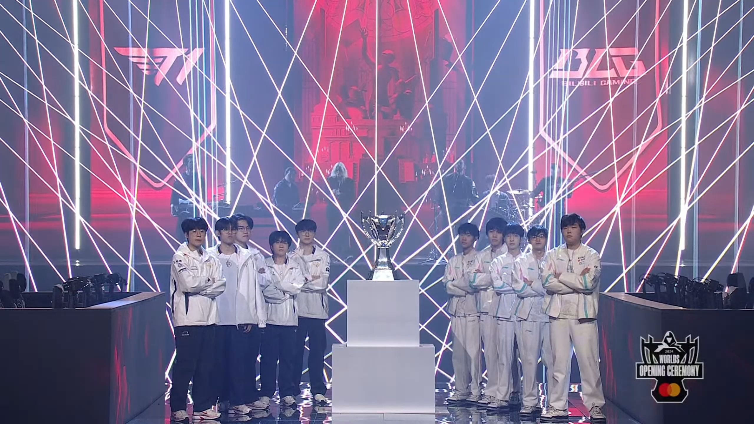 观众期待着比赛中的突发惊喜