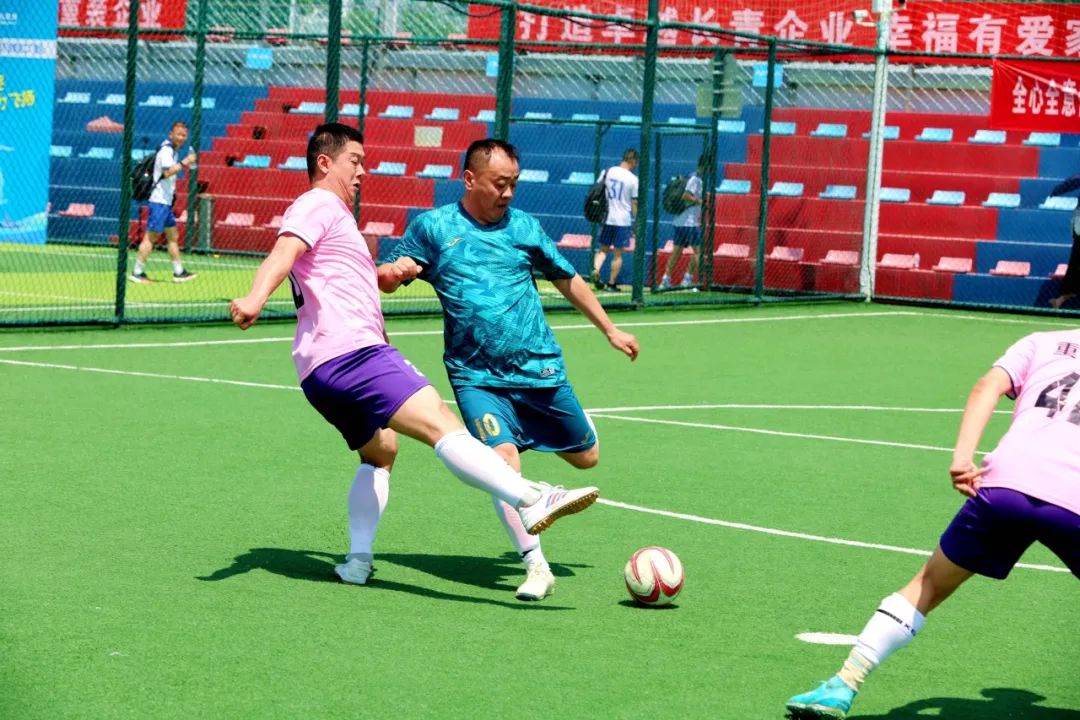 精彩足球比赛赛场上运动员内心激动，发自内心的奋斗的简单介绍