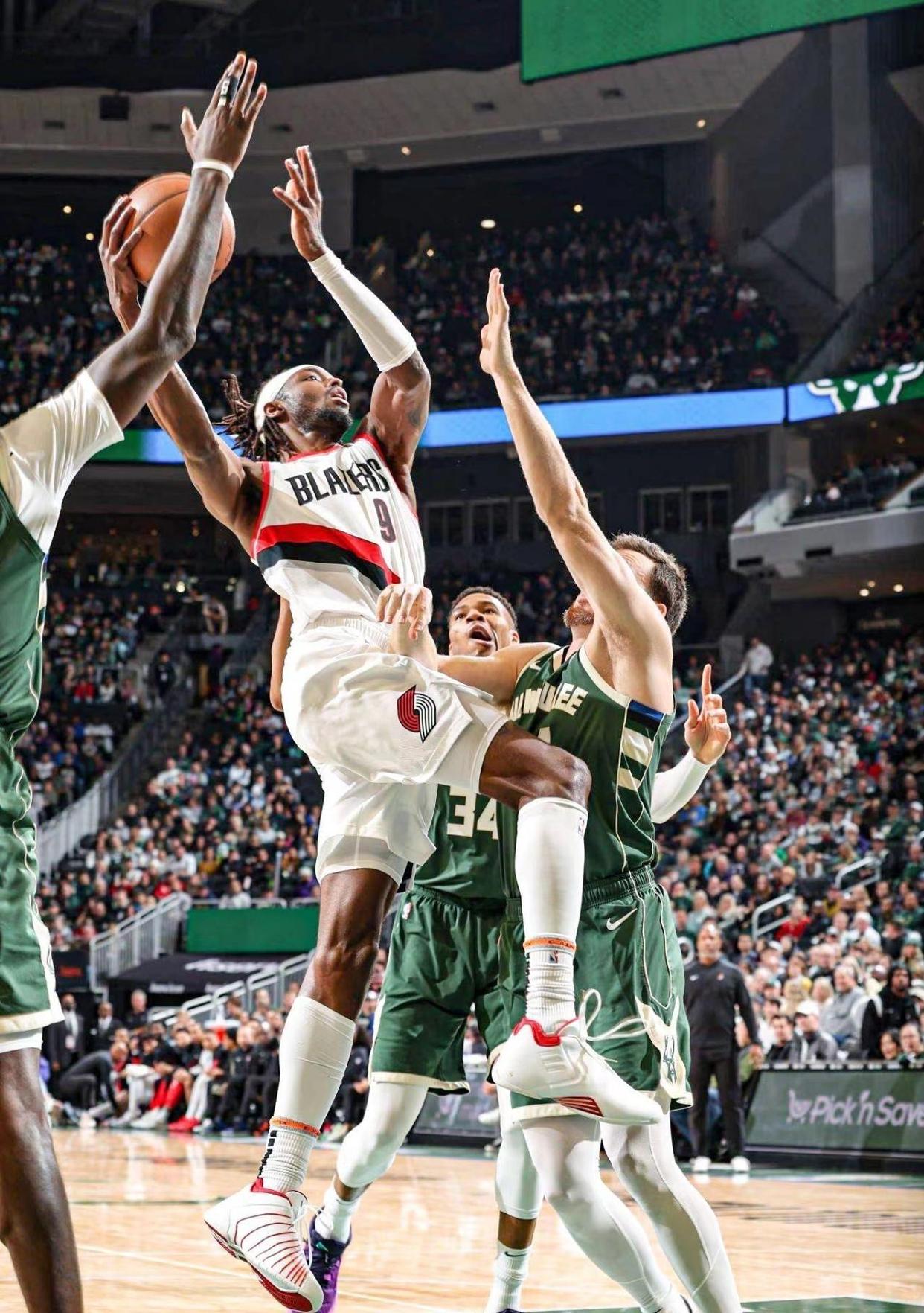 雄鹿遭遇痛苦失利，字母哥表现低迷的简单介绍