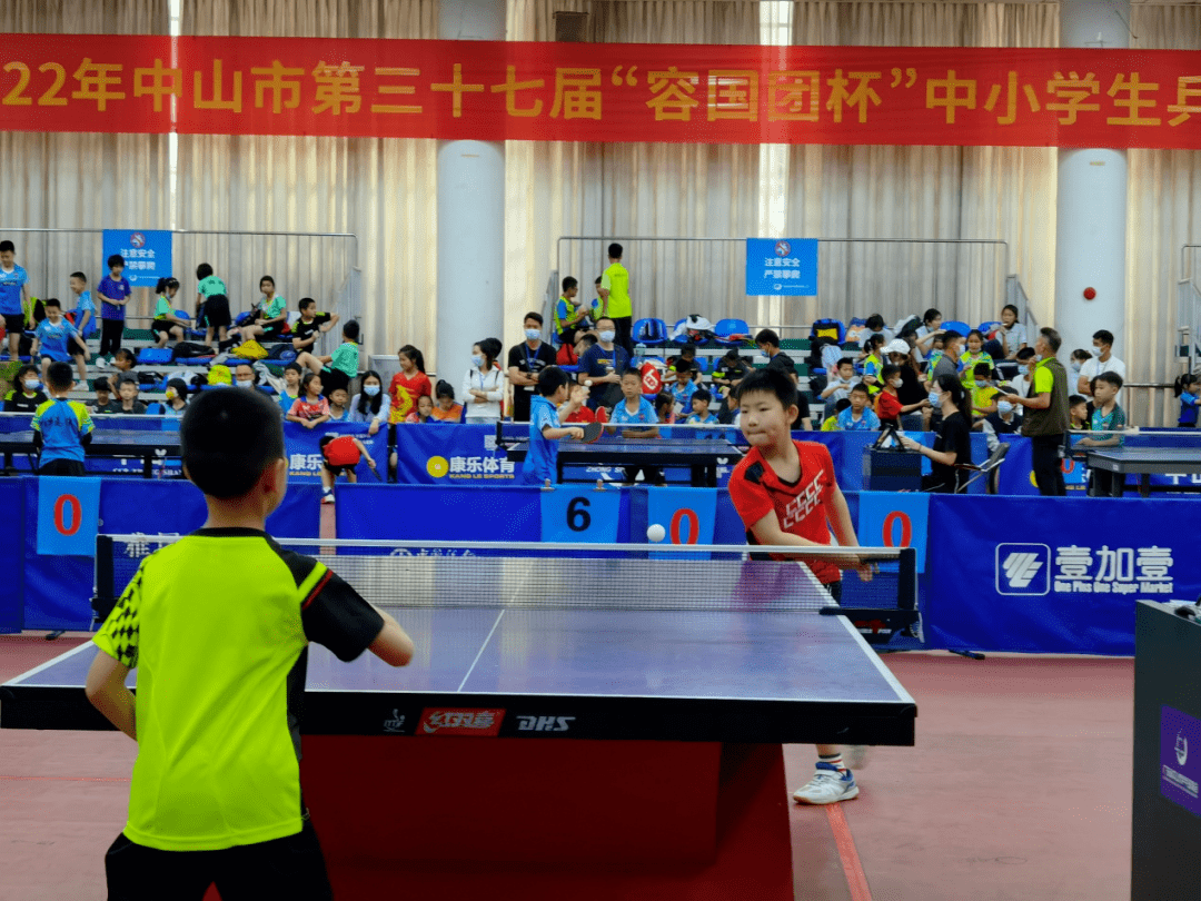 足球比赛中球员们用实力谱写胜利篇章