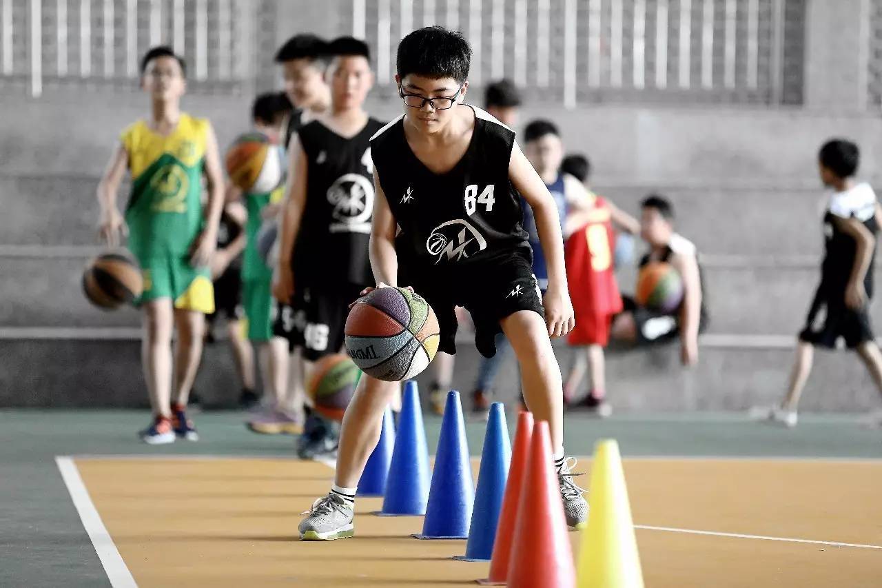 报名参加篮球夏令营活动火热进行的简单介绍