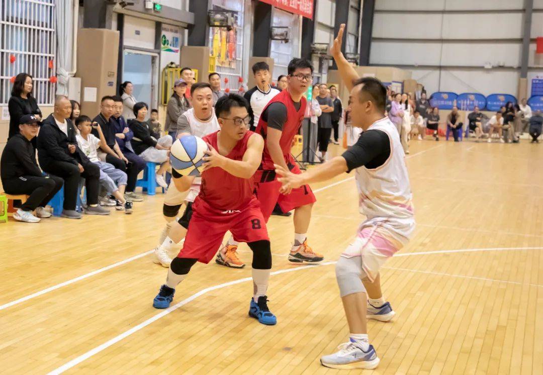 关于篮球比赛火爆进行，激烈对抗引人注目的信息