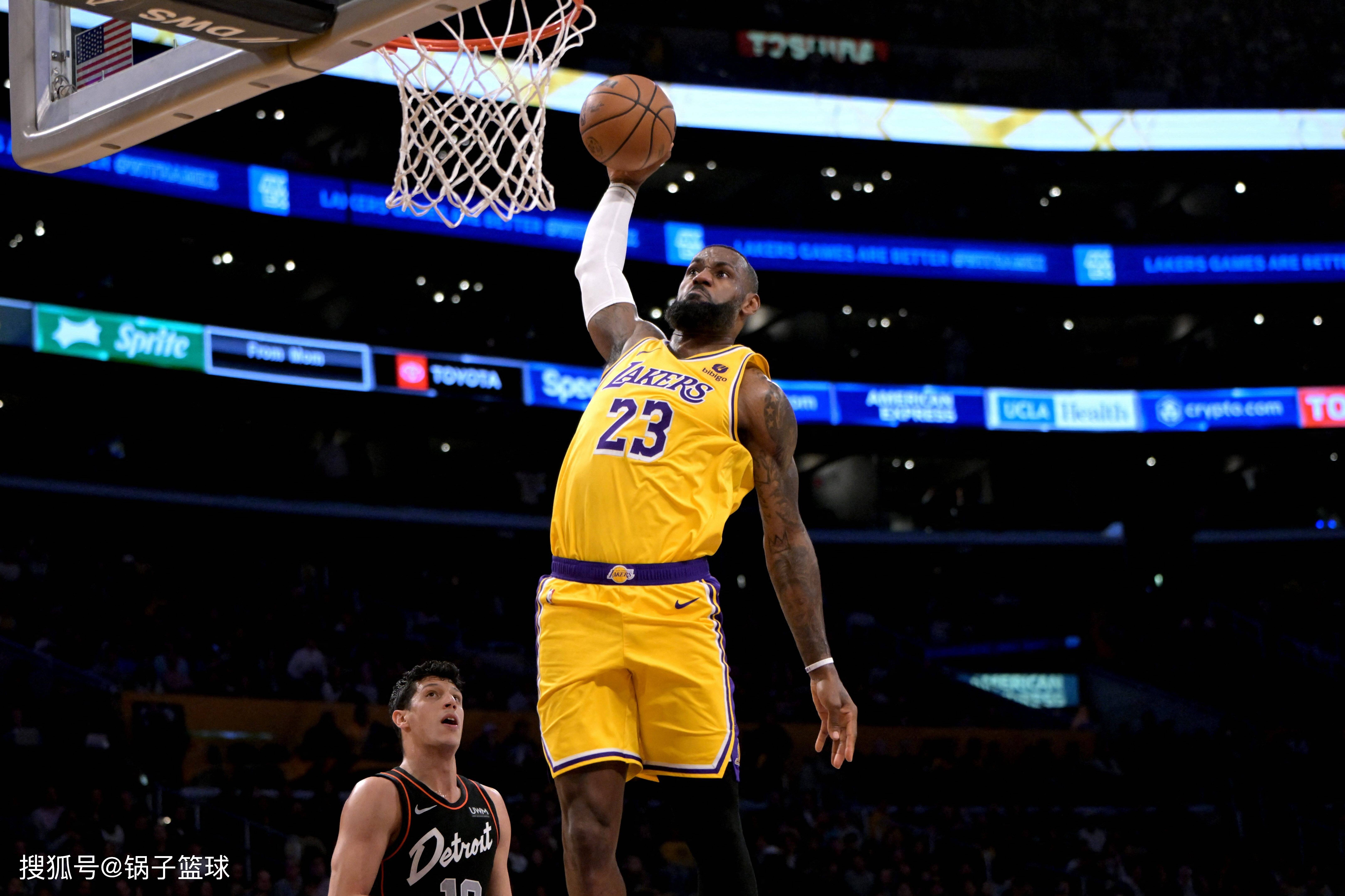 NBA新赛季魅力开幕,球员表现抢眼的简单介绍 NBA新赛季魅力开幕,球员表现抢眼的简单介绍