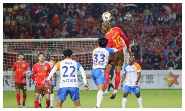 亚冠盛会：世界足球华丽绽放，球迷热泪欢呼的简单介绍