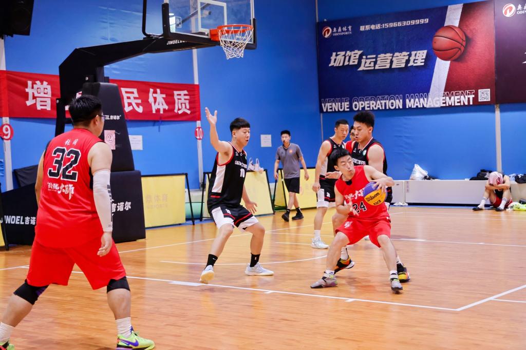 包含精彩对抗！篮球赛事现场热情四射的词条