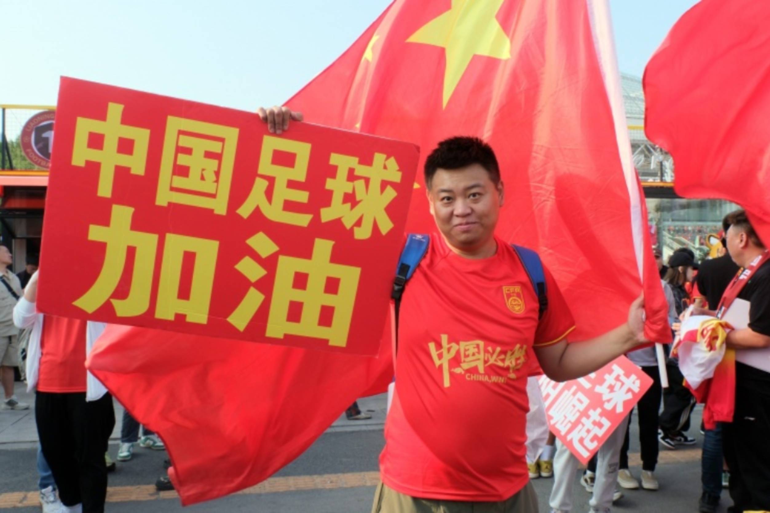 国内足球联赛:球队球迷争相入场观战!的简单介绍 国内足球联赛:球队球迷争相入场观战!的简单介绍