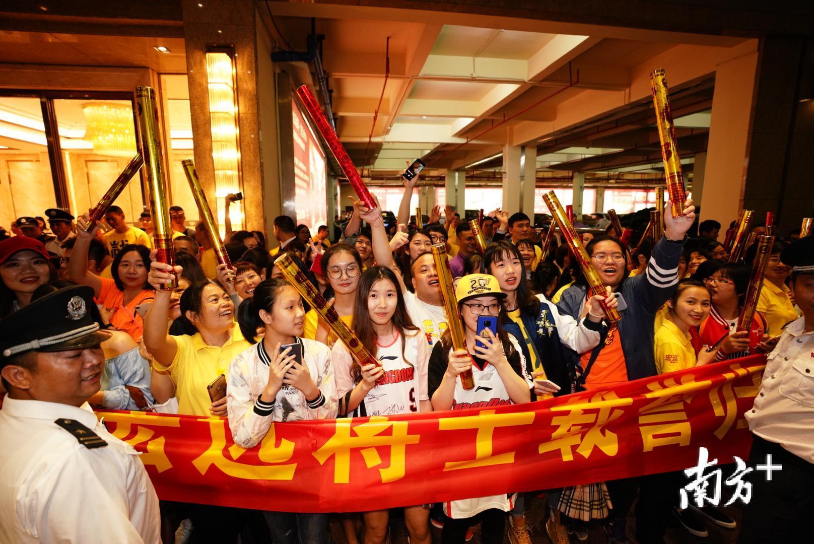 沙尔克主场告捷,球迷热情支持的简单介绍 沙尔克主场告捷,球迷热情支持的简单介绍