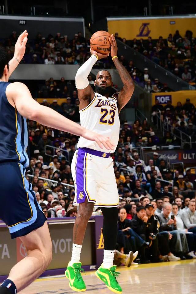 关于小组赛焦点：湖人碾压，赛后采访的信息