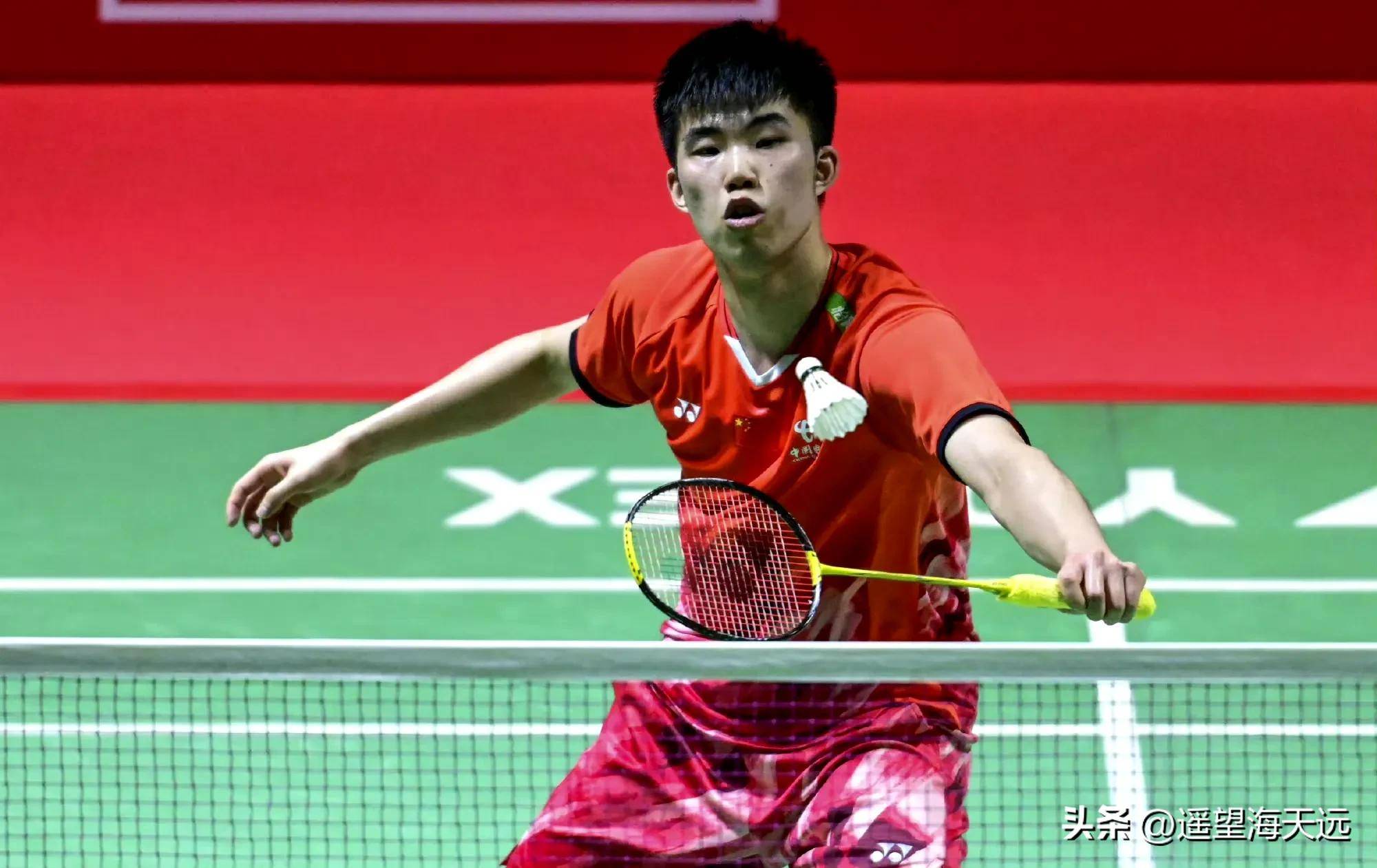 新加坡羽毛球选手精湛技术，轻松取得胜利