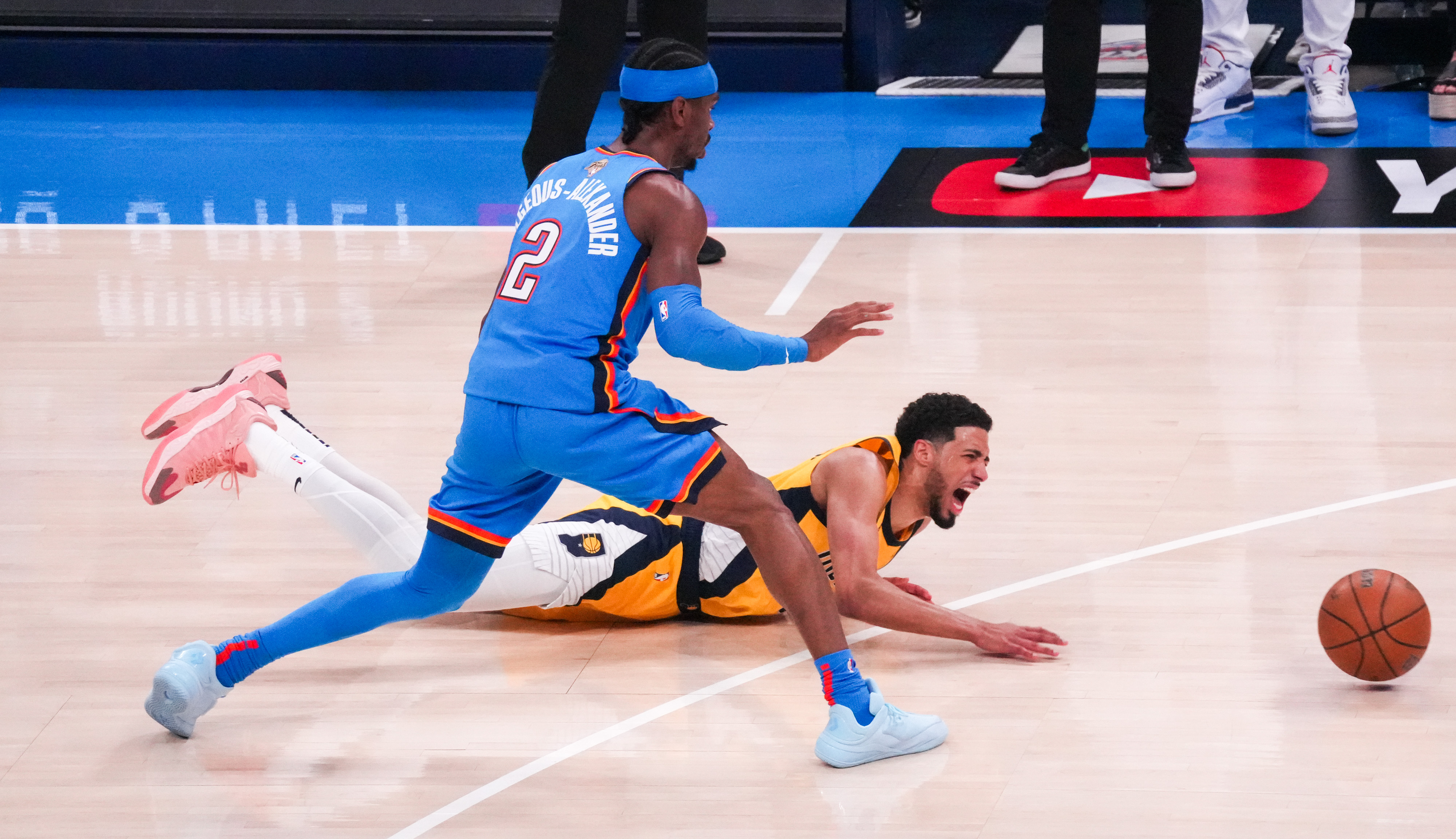 湖人再胜雷霆,NBA比赛最新动向揭晓 湖人再胜雷霆,NBA比赛最新动向揭晓