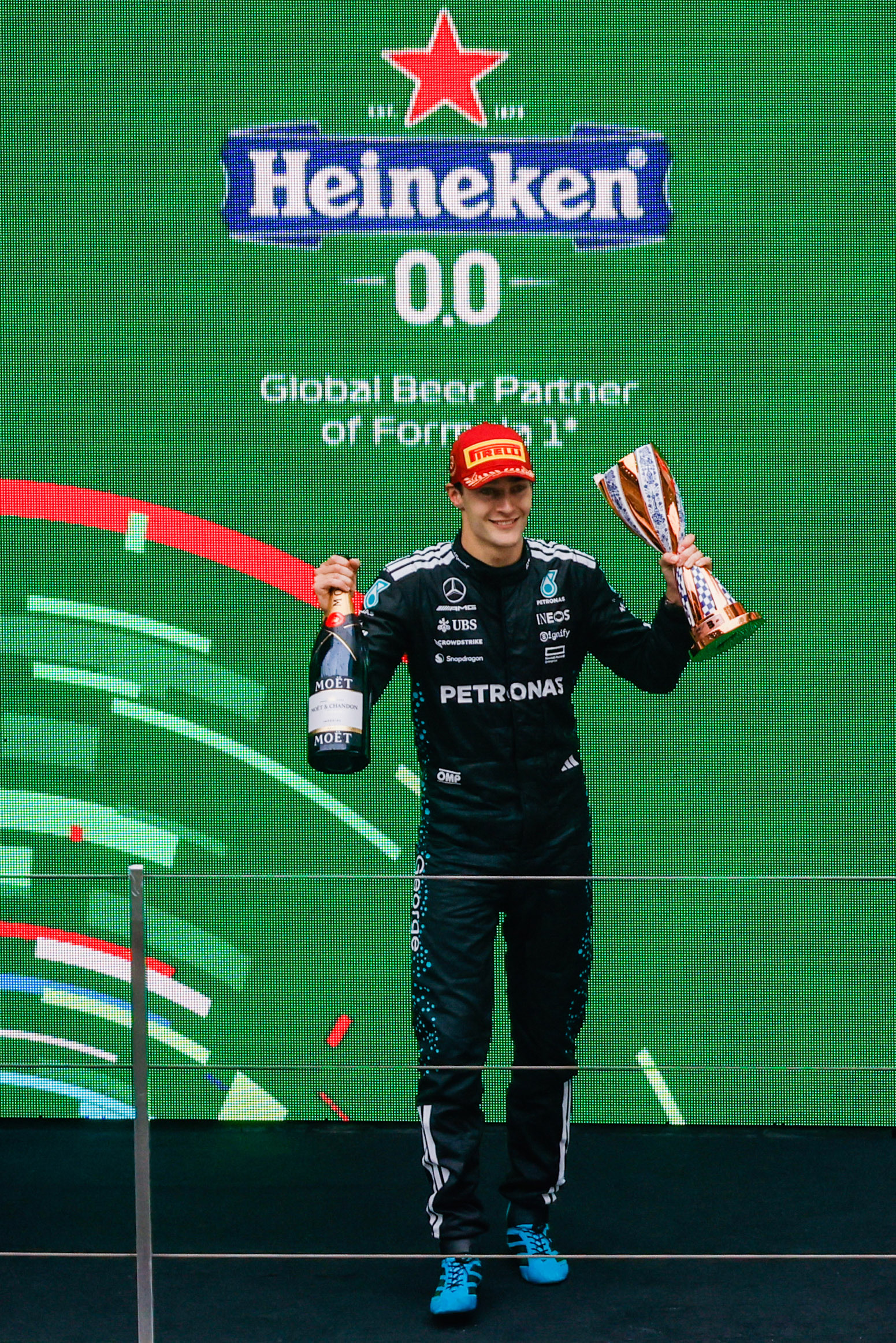 包含红牛二队完胜哈斯车队，拉塞尔惊艳四座的词条