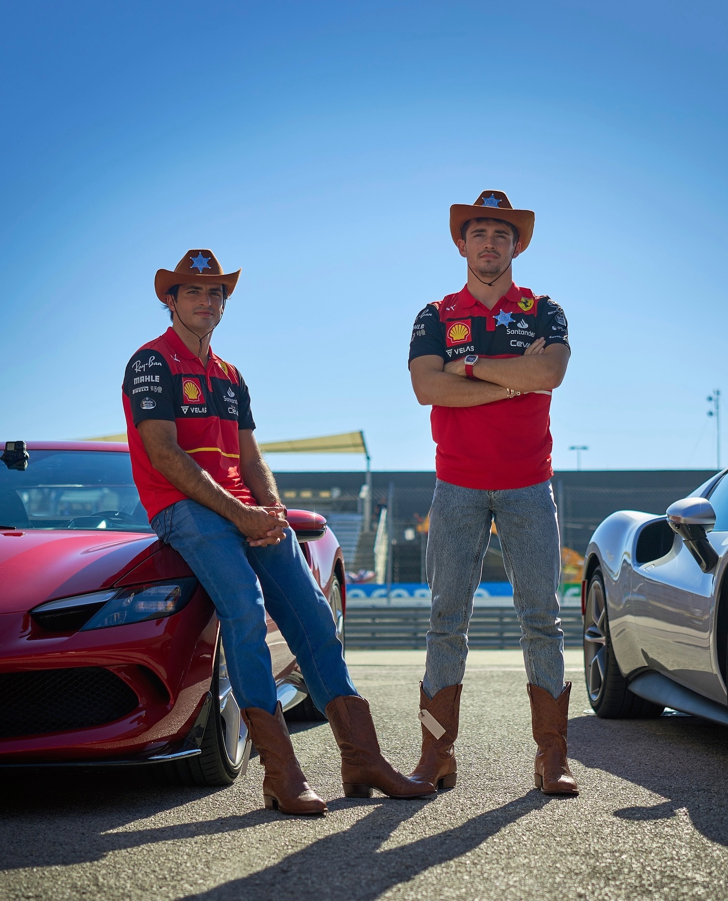 梅赛德斯力克法拉利，塞恩斯带队取胜