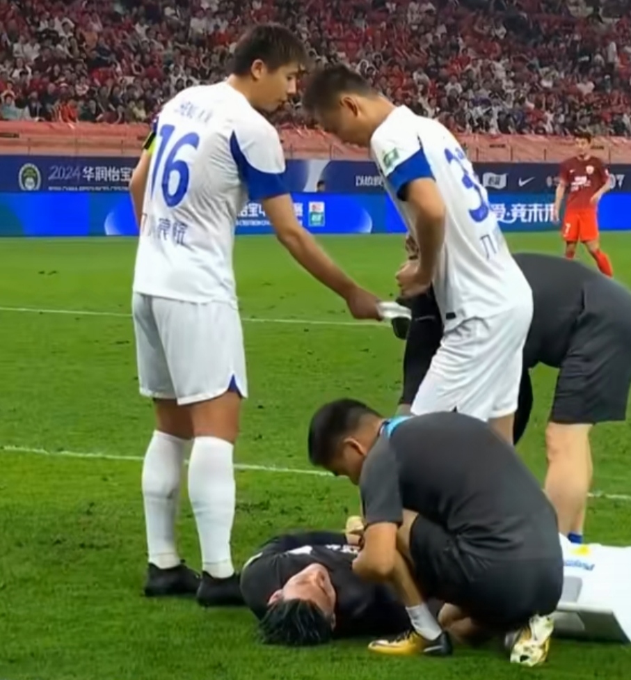 比赛中意外发生，球迷们目瞪口呆